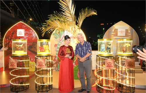 Historian Duong Trung Quoc commented Doha Glass Yellow Cat | Royal Rich