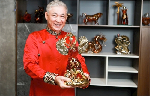 Actor Tung Yuki expressed his feelings about the product Sunflower Phoenix - Doha Dragon Collection