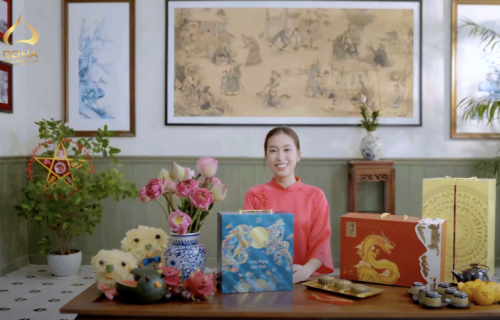 Miss Dinh Thi Hoa trusts and chooses 23k gold Mooncake products from DOHA JSC