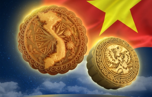23k Gold-Sprayed Mooncakes - Luxurious Gifts to Send Love