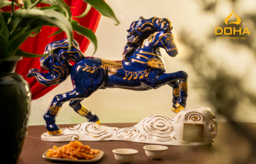 Royal Darius Long Ma – Horse Hoofs, Leading the Way