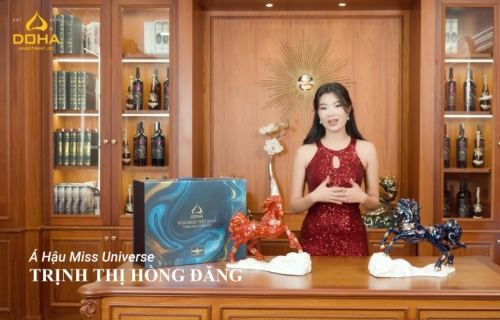  Á Hậu Miss Universe Việt Nam 2023 - Trịnh Thị Hồng Đăng đã chia sẻ những cảm xúc chân thành về tặng phẩm ngày Tết của DOHA, thông qua bộ đôi tạo tác Long Mã và Hãn Huyết Bảo Mã  