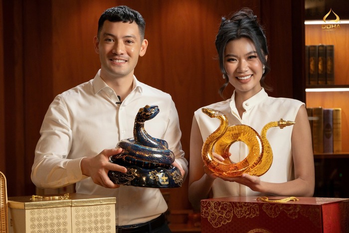 Quà Tết biếu sếp của Doha JSC sử dụng chất liệu vàng 24K cao cấp.