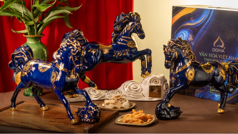 多哈股份公司推出「南方馬蹄」系列的兩款作品：龍馬和馬尚雲。