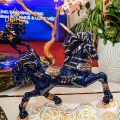 Rượu linh vật ngựa – Quà biếu Tết độc đáo cho doanh nhân và đối tác nước ngoài