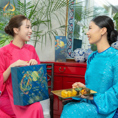 Unboxing Gold-plated Mooncakes with Dinh Thi Hoa, Miss Vietnam Tourism Ambassador 2024